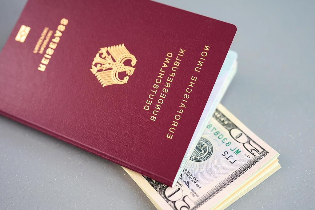 Tým profesionálů cuwixae v moderní kanceláři